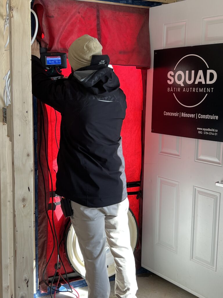 Test d’infiltrométrie avec porte soufflante sur un chantier Squad
